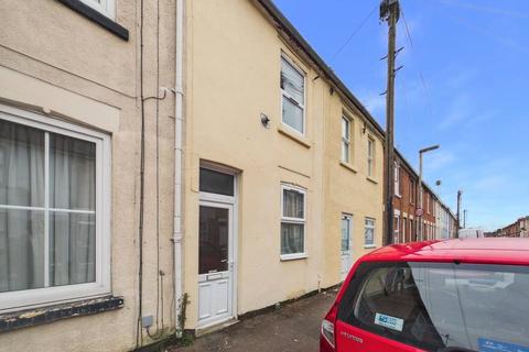 2 bed property, in Stanley Road, £160,000