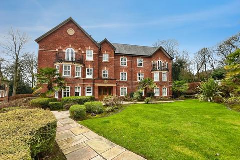 2 bed property, in Clevelands Drive, £195,000