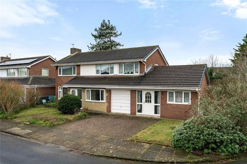 4 bed property, in Broadway Close, £480,000