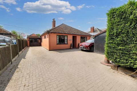 3 bed property, in Pilcox Hall Lane, £400,000