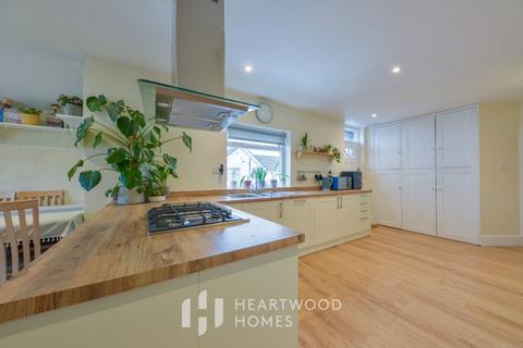2 bed property, in Castle Road, £375,000