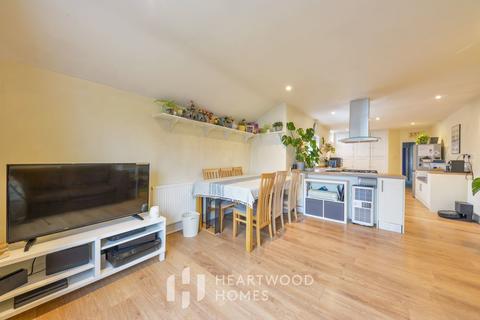 2 bed property, in Castle Road, £375,000