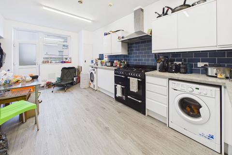 6 bed property, in Hawthorne Avenue, £340,000
