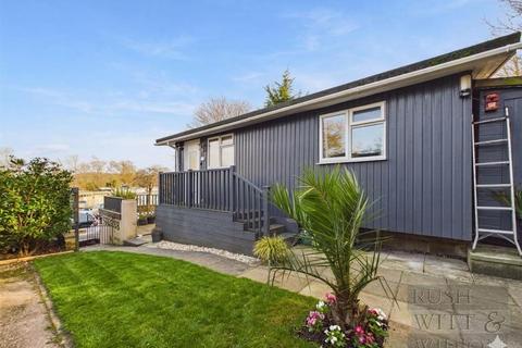 2 bed property, in Battle Road, £140,000