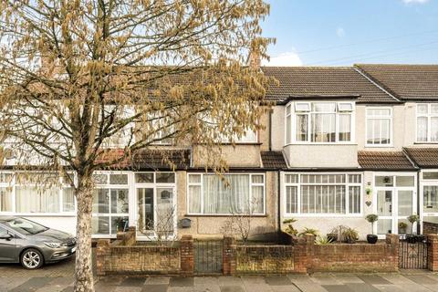 3 bed property, in Avenue Road, £525,000