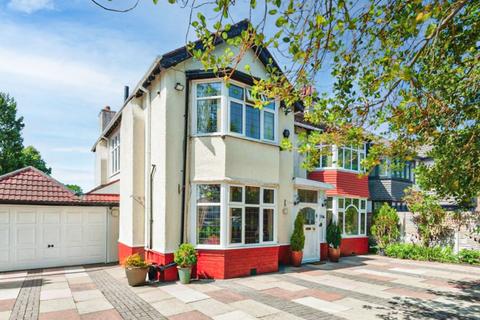 4 bed property, in Queens Drive, £700,000