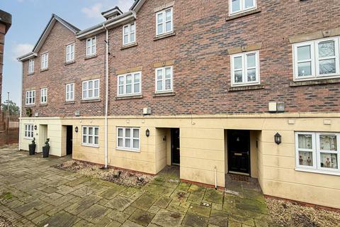 5 bed property, in Quarry Way, £275,000