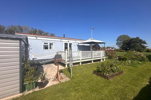 2 bed property, in Hillview Park Home Estate, £125,000
