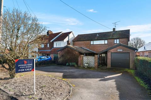 4 bed property, in Chapel Road, £550,000