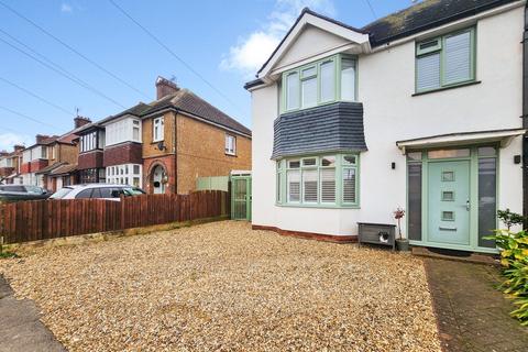 4 bed property, in Maynard Avenue, £600,000