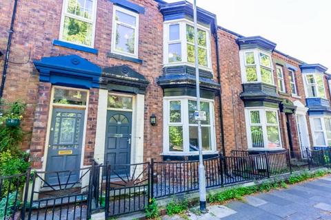 4 bed property, in Victoria Embankment, £170,000
