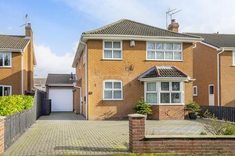 4 bed property, in Park Close, £550,000