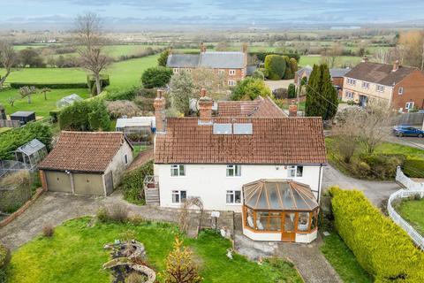 3 bed property, in Great Hinton, £475,000