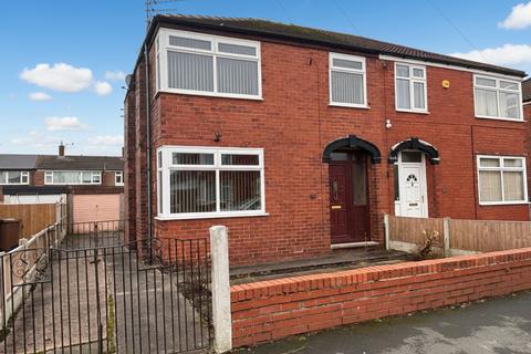 3 bed property, in Warwick Avenue, £240,000