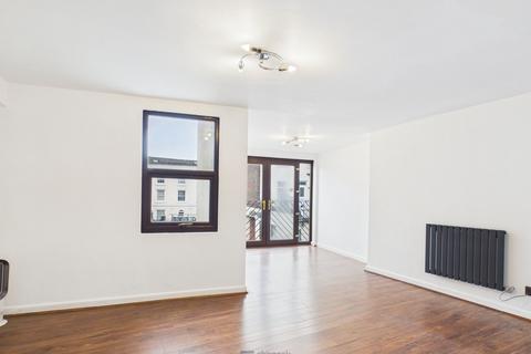 1 bed property, in Castle Road, £160,000