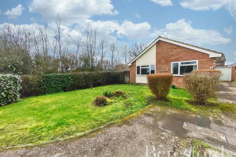 2 bed property, in Meadow Way, £260,000