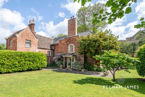 7 bed property, in South Street, £1,500,000