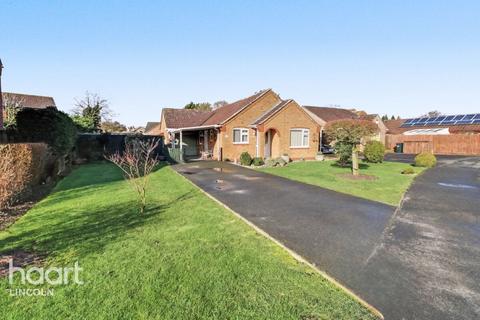 3 bed property, in Manor Drive, £310,000