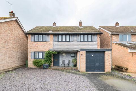 4 bed property, in Lakeside, £790,000