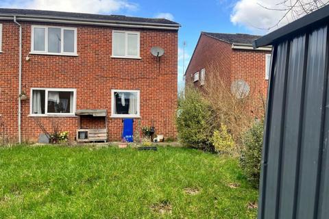 2 bed property, in Lodge Close, £100,000