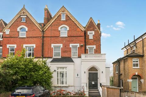 2 bed property, in Wood Vale, £425,000