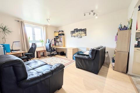2 bed property, in Holyhead Mews, £240,000