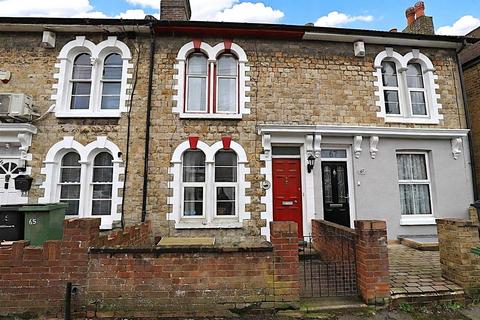 2 bed property, in Waterlow Road, £240,000