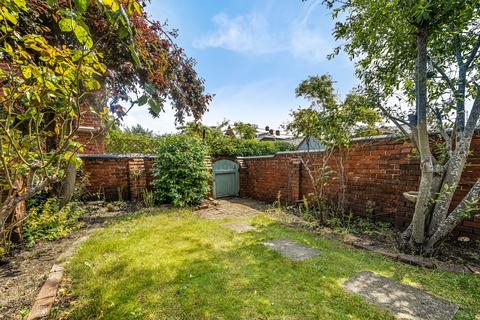 3 bed property, in Reading Road, £550,000