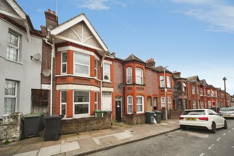 3 bed property, in Lyndhurst Road, £325,000