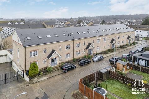 1 bed property, in Yellowpine Way, £270,000