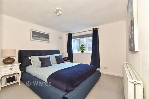 1 bed property, in Shorncliffe Road, £230,000