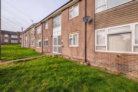 1 bed property, in Longfield Close, £72,000