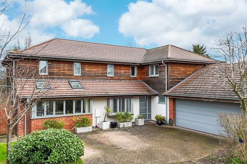4 bed property, in Quadrans Close, £800,000