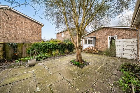 3 bed property, in Ryecotes Mead, £850,000