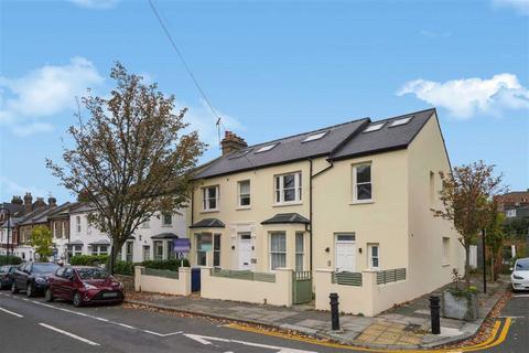 2 bed property, in Brougham Road, £550,000