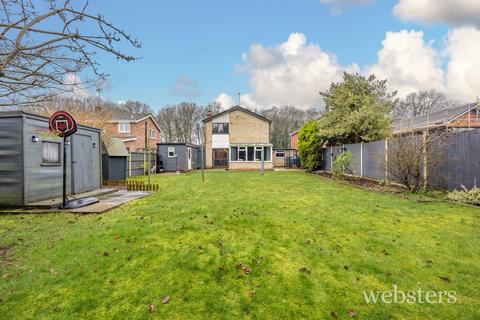 5 bed property, in Holt Road, £500,000