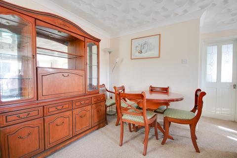 2 bed property, in HEDGE END! POTENTIAL TO IMPROVE! AMPLE OFF ROAD PARKING!, £325,000