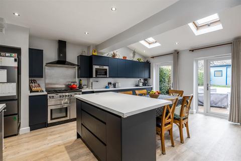 4 bed property, in Packwood Close, £525,000