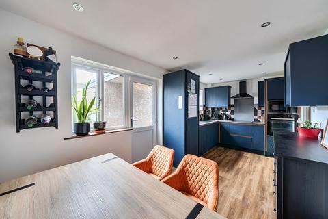 3 bed property, in Goldney Way, £270,000