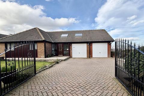 4 bed property, in Blackmoorfoot, £525,000