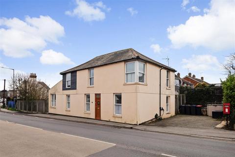 3 bed property, in Borstal Hill, £425,000