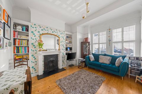 2 bed property, in Larch Road, £450,000
