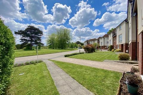 4 bed property, in Oak Tree Drive, £650,000