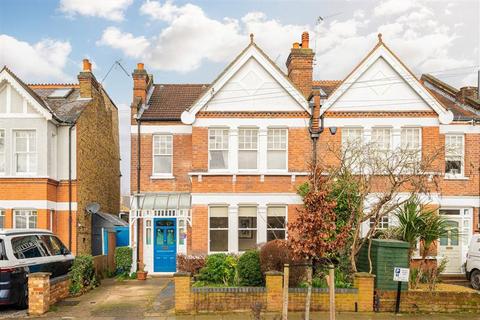 5 bed property, in Teddington Park, £1,750,000