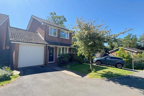 3 bed property, in Allitt Grove, £425,000