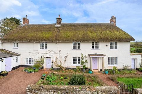 5 bed property, in Upton Hellions, £875,000