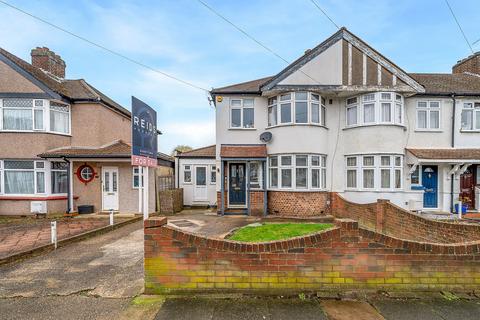 3 bed property, in Faringdon Avenue, £625,000