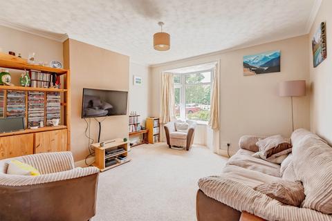 2 bed property, in Common Road, £475,000