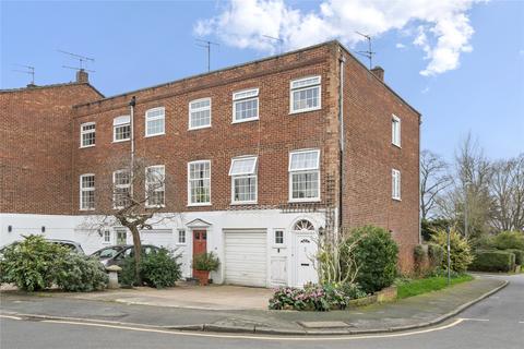 4 bed property, in Blenheim Gardens, £800,000