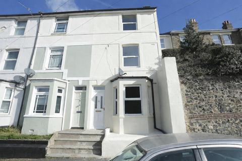 3 bed property, in Heathfield Avenue, £180,000